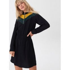 Sukienka w sportowym stylu - Wielobarwny. Sukienki damskie House, s, bez wzorów, sportowe, bez kołnierzyka, bez rękawów, sportowe. Za 119,99 zł.