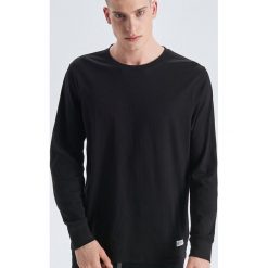 Koszulka basic z długimi rękawami - Czarny. Czarne koszulki męskie marki Cropp, s, bez wzorów, bez kołnierzyka, z długim rękawem, długie. Za 39,99 zł.