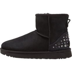 UGG MINI STUDDED BLING Botki black. Czarne buty zimowe damskie Ugg, z futra. Za 1049,00 zł.