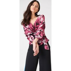 Bluzki damskie: NA-KD Bluzka z wiązaniem w pasie – Pink,Multicolor