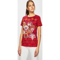 Desigual - Top. Czerwone bluzki damskie Desigual, s, bez wzorów, z bawełny, casualowe, z okrągłym kołnierzem, z krótkim rękawem. W wyprzedaży za 99,90 zł.