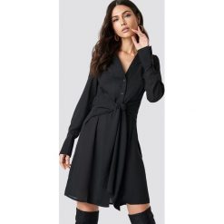 NA-KD Sukienka z wiązaniem w talii - Black. Czarne sukienki damskie na komunię marki NA-KD, w paski, z materiału, długie, midi. Za 161,95 zł.