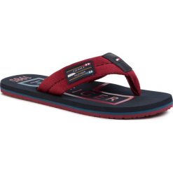 Japonki TOMMY HILFIGER - Badge Beach Sandal FM0FM02706 Regatta Red XIT. Czerwone klapki męskie TOMMY HILFIGER, bez wzorów, ze skóry. Za 159,00 zł.