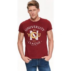 T-SHIRT MĘSKI Z NADRUKIEM. Czerwone t-shirty męskie Top Secret, na zimę, m, z nadrukiem, z bawełny, klasyczne, z klasycznym kołnierzykiem, krótkie. W wyprzedaży za 19,99 zł.