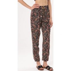 Czarno-Czerwone Spodnie Eighteen. Czarne spodnie damskie Born2be, na lato, s, paisley, z tkaniny, z podwyższonym stanem. Za 49,99 zł.