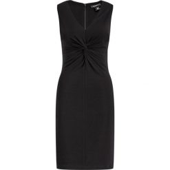 Sukienka koktajlowa DKNY DD9EL520. Czarne sukienki damskie DKNY, bez wzorów, z elastanu, wizytowe, bez kołnierzyka, bez rękawów. W wyprzedaży za 249,00 zł.