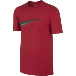 Nike Koszulka M Nsw Tee Hangtag Swoosh Red Xl. Czerwone koszulki męskie marki Nike, xl, bez wzorów, z bawełny, klasyczne, z klasycznym kołnierzykiem, z krótkim rękawem, krótkie. W wyprzedaży za 59,00 zł.