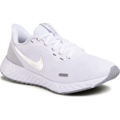 Buty NIKE - Revolution 5 BQ3207 100 White/Wolf Grey/Pure Platinum. Białe buty sportowe damskie Nike, bez wzorów, z tworzywa sztucznego, sportowe, do biegania, nike revolution. Za 229,00 zł.