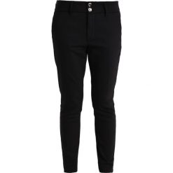 Mos Mosh BLAKE TUXEN NIGHT 7/8 Spodnie materiałowe black. Czarne spodnie damskie marki Mos Mosh, bez wzorów, z elastanu. Za 519,00 zł.