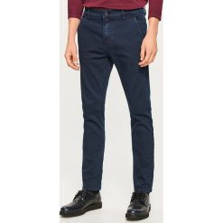 Jeansy chino slim fit - Granatowy. Niebieskie jeansy męskie relaxed fit marki Reserved. Za 89,99 zł.