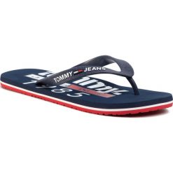 Japonki TOMMY JEANS - Beach Sandal Print EM0EM00430 Red 0KP. Niebieskie klapki męskie Tommy Jeans, bez wzorów, z jeansu. Za 139,00 zł.