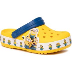 Klapki CROCS - Minions Multi 205512 Yellow. Żółte sandały chłopięce Crocs, z tworzywa sztucznego, bez zapięcia. Za 149,00 zł.