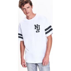 T-shirt męski typu oversize z nadrukiem. Białe t-shirty męskie Top Secret, na zimę, xl, z nadrukiem, bez kołnierzyka, krótkie. W wyprzedaży za 29,99 zł.