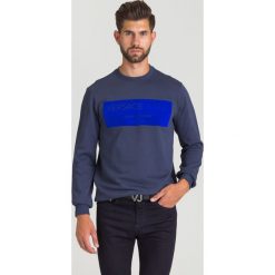 GRANATOWA BLUZA VERSACE JEANS. Niebieskie bluzy męskie Versace Jeans, s, z nadrukiem, z jeansu, z okrągłym kołnierzem, bez rękawów, bez kaptura. Za 324,50 zł.