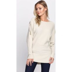 Beżowy Sweter Remind. Brązowe swetry klasyczne damskie Born2be, m, z dekoltem w łódkę. Za 59,99 zł.