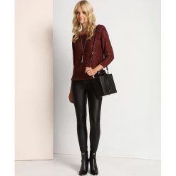 SWETER DŁUGI RĘKAW DAMSKI KLASYCZNY. Czerwone swetry oversize damskie marki Top Secret, na zimę, z aplikacjami, z jeansu, klasyczne. W wyprzedaży za 39,99 zł.