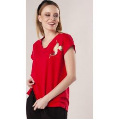 Bawełniana bluzka z błyszczącym nadrukiem na biuście. Bluzki damskie Made in Poland, xl, z nadrukiem, z elastanu, bez kołnierzyka, bez rękawów. Za 99,00 zł.