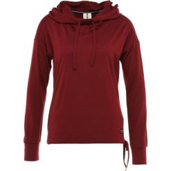 Super.natural FUNNEL HOODIE Bluza z kapturem pomegranate. Czerwone bluzy damskie marki super.natural, xs, bez wzorów, z poliesteru, bez rękawów, z kapturem. Za 379,00 zł.