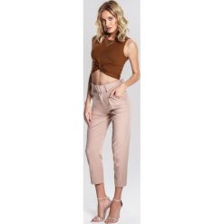 Beżowe Spodnie Simplicity. Brązowe spodnie damskie Renee, m, w paski, z tkaniny. Za 89,99 zł.