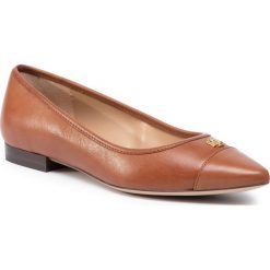 Baleriny LAUREN RALPH LAUREN - Helena 802755538002 Polo Tan. Pomarańczowe baleriny damskie Lauren Ralph Lauren, bez wzorów, ze skóry ekologicznej, klasyczne, bez obcasa, na płaskiej podeszwie, bez zapięcia. Za 499,00 zł.