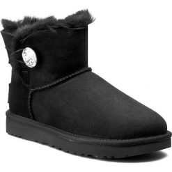 Buty UGG - W Mini Bailey Button Bling 1016554 W/Blk. Czarne kozaki damskie Ugg, na zimę, z wełny, bez zapięcia. Za 1029,00 zł.