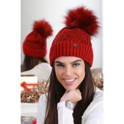 Czapka SELIA RED. Czerwone szaliki damskie Czapka SELIA RED, bez wzorów. W wyprzedaży za 29,00 zł.