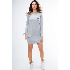 Sukienka z lampasami jasnoszara 3659. Szare sukienki damskie Fasardi, m, bez wzorów, bez kołnierzyka, bez rękawów. Za 44,00 zł.