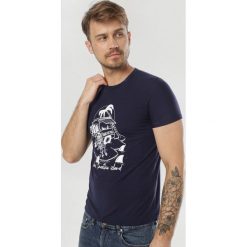 Granatowa Koszulka Physalea. Niebieskie koszulki męskie Born2be, xl, bez wzorów, bez kołnierzyka, bez rękawów. W wyprzedaży za 29,99 zł.