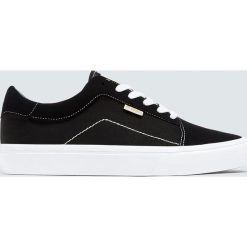 Czarne buty w miejskim stylu. Czarne trampki i tenisówki damskie Pull&Bear, bez wzorów, bez zapięcia. Za 99,90 zł.