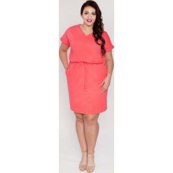 Koralowa dresowa wiązana sukienka z trokami OVERSIZE PLUS SIZE wiosna lato. Sukienki damskie Moda Size Plus Iwanek. Za 129,90 zł.