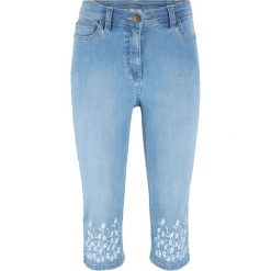 Dżinsy 3/4 z nadrukiem w dolnej części nogawki bonprix niebieski "bleached”. Niebieskie jeansy damskie bonprix, z jeansu. Za 89,99 zł.