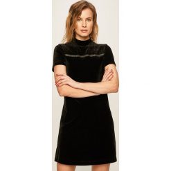 Calvin Klein Jeans - Sukienka. Czarne sukienki damskie Calvin Klein Jeans, na co dzień, s, bez wzorów, z poliesteru, casualowe, z okrągłym kołnierzem, z krótkim rękawem, krótkie, mini, proste. Za 449,90 zł.