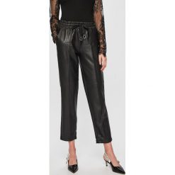 Guess Jeans - Spodnie. Czarne spodnie damskie Guess Jeans, s, z aplikacjami, z jeansu, casualowe. W wyprzedaży za 299,90 zł.