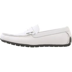 Calvin Klein IVAN Mokasyny white. Białe mokasyny męskie Calvin Klein, ze skóry ekologicznej. Za 619,00 zł.
