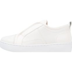 GStar SCUBA SLIP ON Półbuty wsuwane white. Białe półbuty damskie wsuwane G-Star, ze skóry. W wyprzedaży za 377,40 zł.