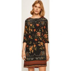 Desigual - Sukienka. Sukienki damskie Desigual, na co dzień, z nadrukiem, z poliesteru, casualowe, z okrągłym kołnierzem, bez rękawów, mini, proste. W wyprzedaży za 239,90 zł.