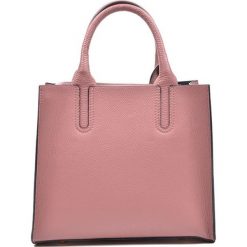 Skórzana torebka w kolorze jasnoróżowym - (S)28 x (W)24,5 x (G)11 cm. Różowe torebki klasyczne damskie marki Wiosenny MUST HAVE, w paski, ze skóry, na ramię, bez dodatków. W wyprzedaży za 279,95 zł.