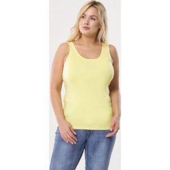 Żółty Top Cubist. Żółte bluzki damskie Born2be, xl, bez wzorów, z dzianiny, z okrągłym kołnierzem, bez rękawów. Za 19,99 zł.