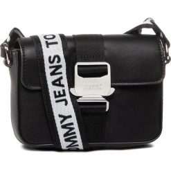 Torebka TOMMY JEANS - Tjw Femme Item Sm Crossover AW0AW08407 BDS. Czarne listonoszki damskie Tommy Jeans, bez wzorów, z jeansu, bez dodatków. W wyprzedaży za 429,00 zł.