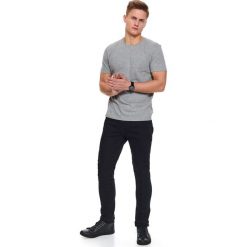T-shirt z gładkiej dzianiny. Szare t-shirty męskie Top Secret, na jesień, xl, z aplikacjami, z bawełny, klasyczne, z klasycznym kołnierzykiem, krótkie. Za 19,99 zł.