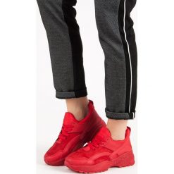 CZERWONE SNEAKERSY NA PLATFORMIE. Czerwone sneakersy damskie SMALL SWAN, bez wzorów, bez zapięcia. Za 89,90 zł.