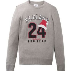 Sweter dzianinowy z bożonarodzeniowym motywem bonprix jasnoszary melanż. Szare swetry chłopięce bonprix, z nadrukiem, z dzianiny, bez kołnierzyka. Za 49,99 zł.