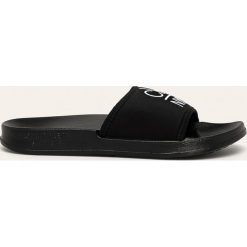 Calvin Klein Underwear - Klapki. Białe klapki damskie Calvin Klein Underwear, bez wzorów, z gumy, bez obcasa, na obcasie. W wyprzedaży za 159,90 zł.