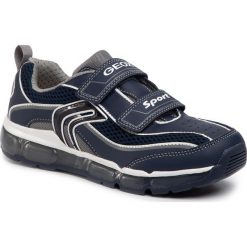 Sneakersy GEOX - J Android B. C J0244C 014BU C0661 DD Navy/Grey. Niebieskie trampki chłopięce Geox, bez wzorów, ze skóry ekologicznej, na rzepy. W wyprzedaży za 259,00 zł.