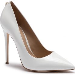 Szpilki GUESS - Felyx2 FL6FLY PAF08 WHITE. Białe półbuty damskie Guess, z aplikacjami, ze skóry ekologicznej, bez obcasa, na obcasie, bez zapięcia. W wyprzedaży za 469,00 zł.