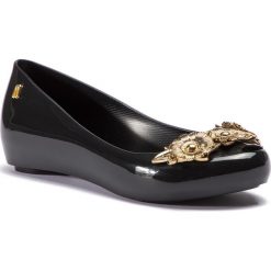 Baleriny MELISSA - Ultragirl Flower Chrom 32655 Black/Gold 50919. Czarne baleriny damskie Melissa, bez wzorów, z tworzywa sztucznego, klasyczne, bez obcasa. W wyprzedaży za 209,00 zł.
