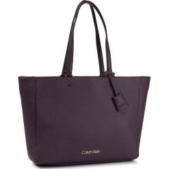Torebka CALVIN KLEIN - Ck Task Shopper K60K606026 BA4. Fioletowe torby damskie na zakupy Calvin Klein, bez wzorów, ze skóry ekologicznej, klasyczne, duże, bez dodatków. W wyprzedaży za 489,00 zł.
