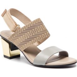Sandały UNITED NUDE - Lev Sandal Mid 10423600119108 Scandinavian. Szare klapki damskie marki United Nude, bez wzorów, ze skóry, bez obcasa, na obcasie. Za 899,00 zł.