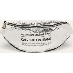 Calvin Klein Jeans - Torebka. Szare listonoszki damskie Calvin Klein Jeans, z nadrukiem, z jeansu, na ramię, z nadrukiem, bez dodatków. W wyprzedaży za 299,90 zł.