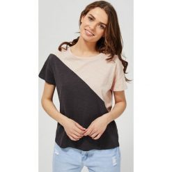 Bawełniany t-shirt. Szare bluzki damskie Moodo, xs, bez wzorów, z bawełny, klasyczne, z okrągłym kołnierzem. Za 24,99 zł.